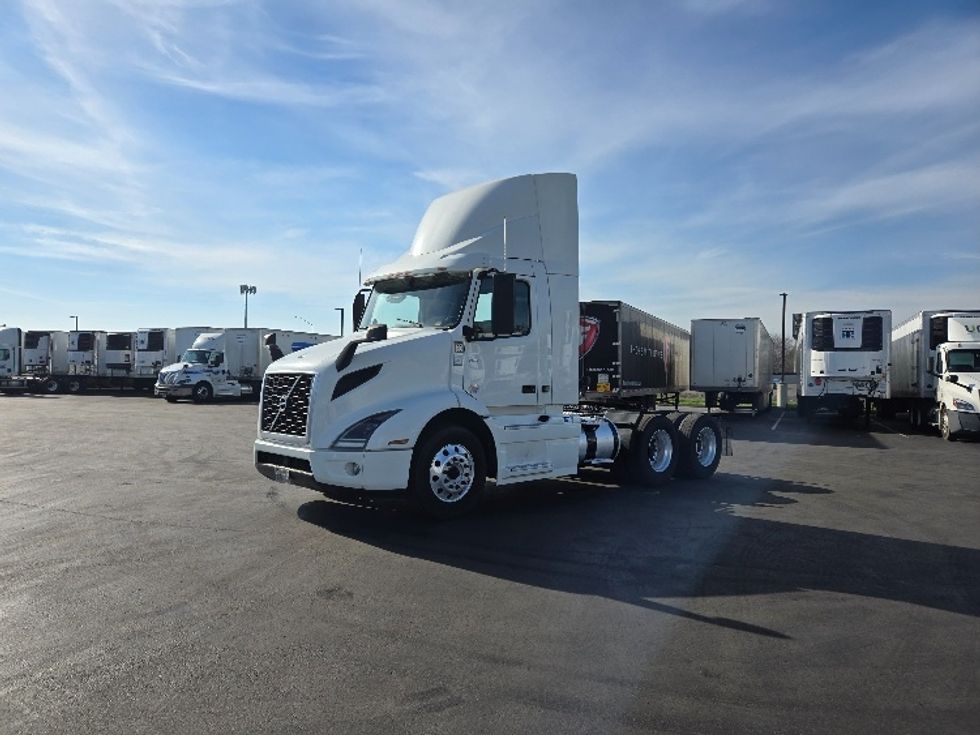 Day Cab Tractor-Heavy Duty Tractors-Volvo-2020-VNR64300-Stockton-CA-468,284\n\t\tmiles-$ 55,500 - Image 3