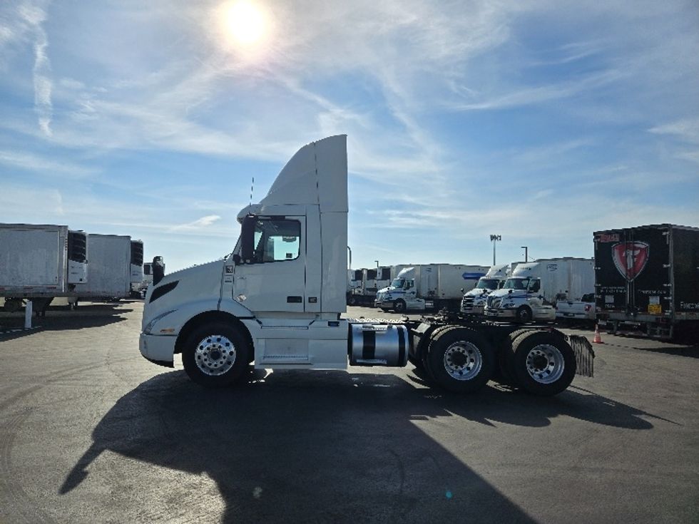 Day Cab Tractor-Heavy Duty Tractors-Volvo-2020-VNR64300-Stockton-CA-468,284\n\t\tmiles-$ 55,500 - Image 4