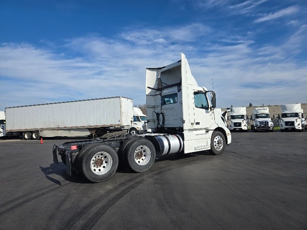 Day Cab Tractor-Heavy Duty Tractors-Volvo-2020-VNR64300-Stockton-CA-468,284\n\t\tmiles-$ 55,500 - Image 7