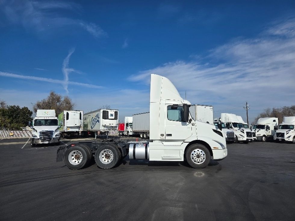 Day Cab Tractor-Heavy Duty Tractors-Volvo-2020-VNR64300-Stockton-CA-468,284\n\t\tmiles-$ 55,500 - Image 8