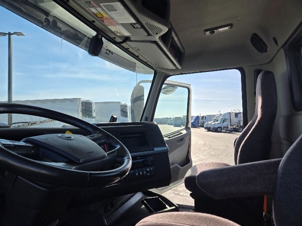 Day Cab Tractor-Heavy Duty Tractors-Volvo-2020-VNR64300-Stockton-CA-468,284\n\t\tmiles-$ 55,500 - Image 9