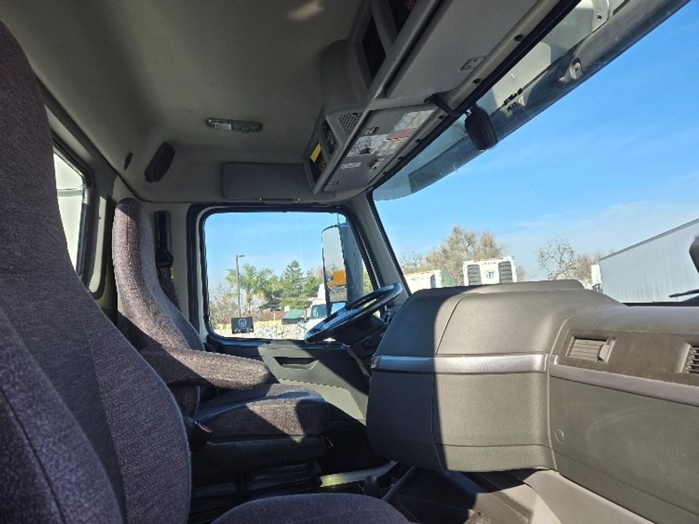 Day Cab Tractor-Heavy Duty Tractors-Volvo-2020-VNR64300-Stockton-CA-478,330\n\t\tmiles-$ 54,500 - Image 12