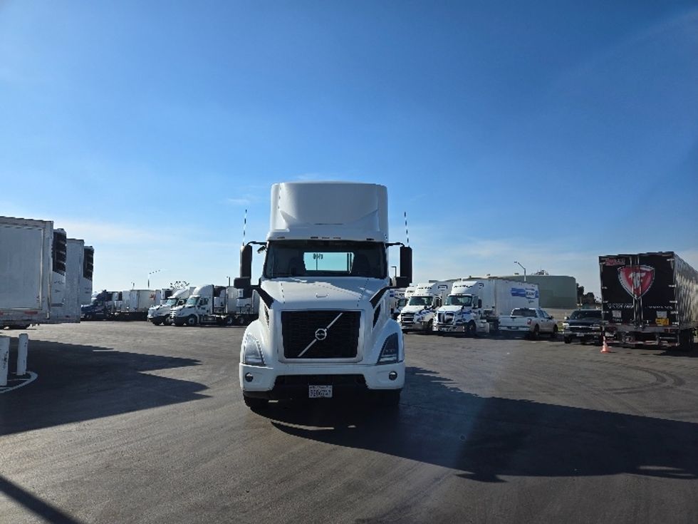Day Cab Tractor-Heavy Duty Tractors-Volvo-2020-VNR64300-Stockton-CA-478,330\n\t\tmiles-$ 54,500 - Image 2