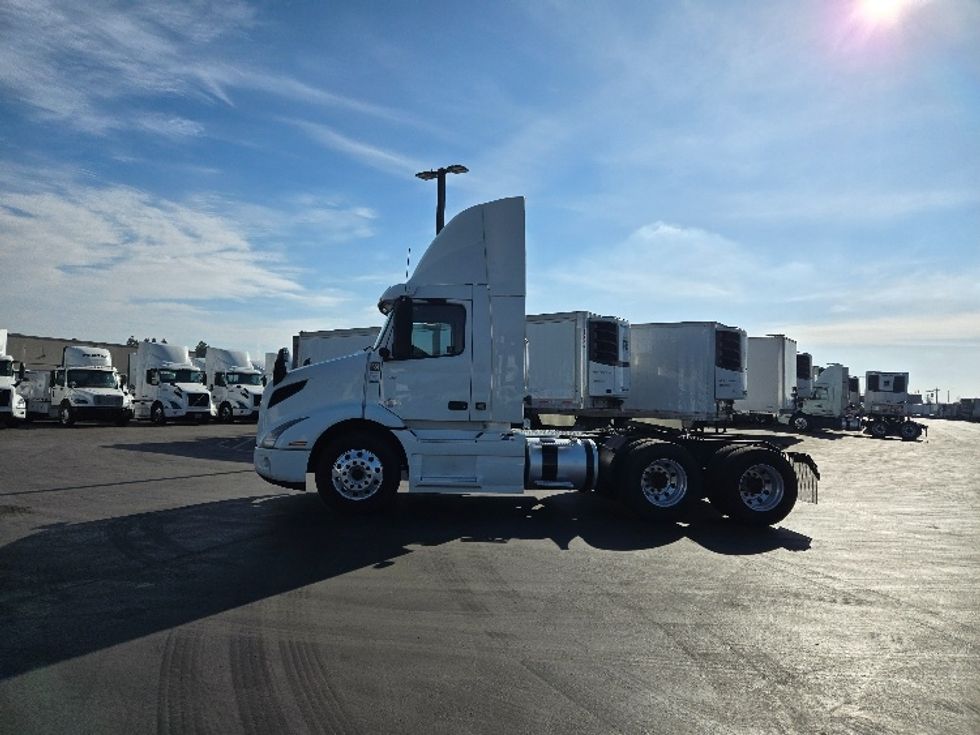 Day Cab Tractor-Heavy Duty Tractors-Volvo-2020-VNR64300-Stockton-CA-478,330\n\t\tmiles-$ 54,500 - Image 4
