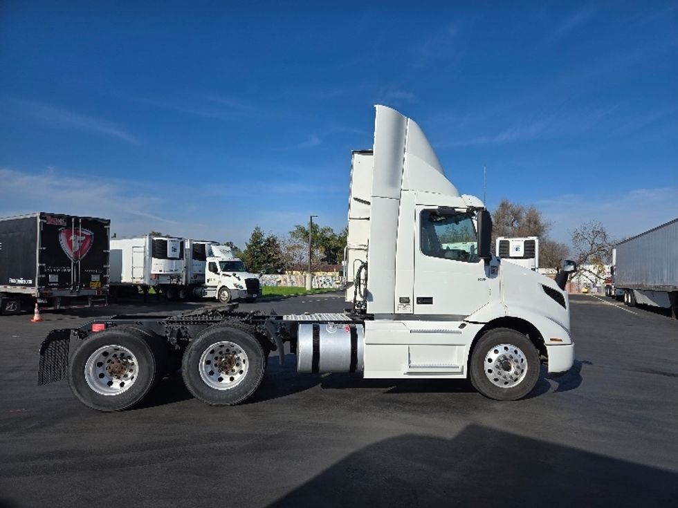 Day Cab Tractor-Heavy Duty Tractors-Volvo-2020-VNR64300-Stockton-CA-478,330\n\t\tmiles-$ 54,500 - Image 8