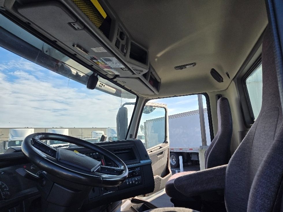 Day Cab Tractor-Heavy Duty Tractors-Volvo-2020-VNR64300-Stockton-CA-478,330\n\t\tmiles-$ 54,500 - Image 9
