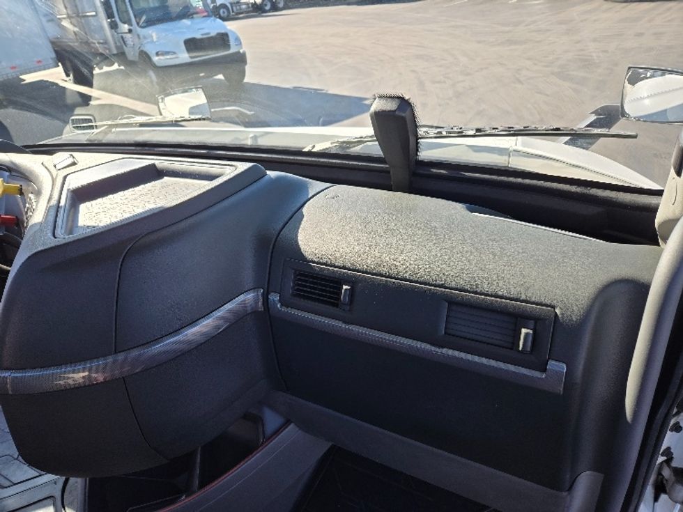 Day Cab Tractor-Heavy Duty Tractors-Volvo-2020-VNR64300-Stockton-CA-492,613\n\t\tmiles-$ 53,000 - Image 13
