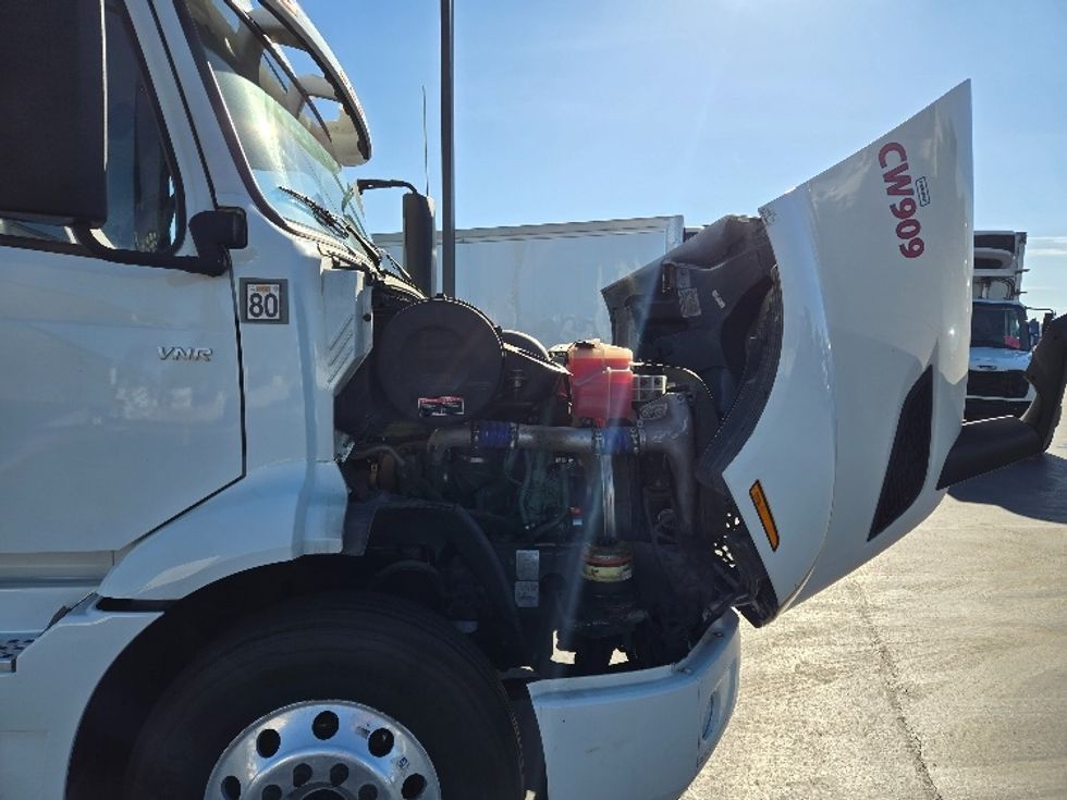 Day Cab Tractor-Heavy Duty Tractors-Volvo-2020-VNR64300-Stockton-CA-492,613\n\t\tmiles-$ 53,000 - Image 15