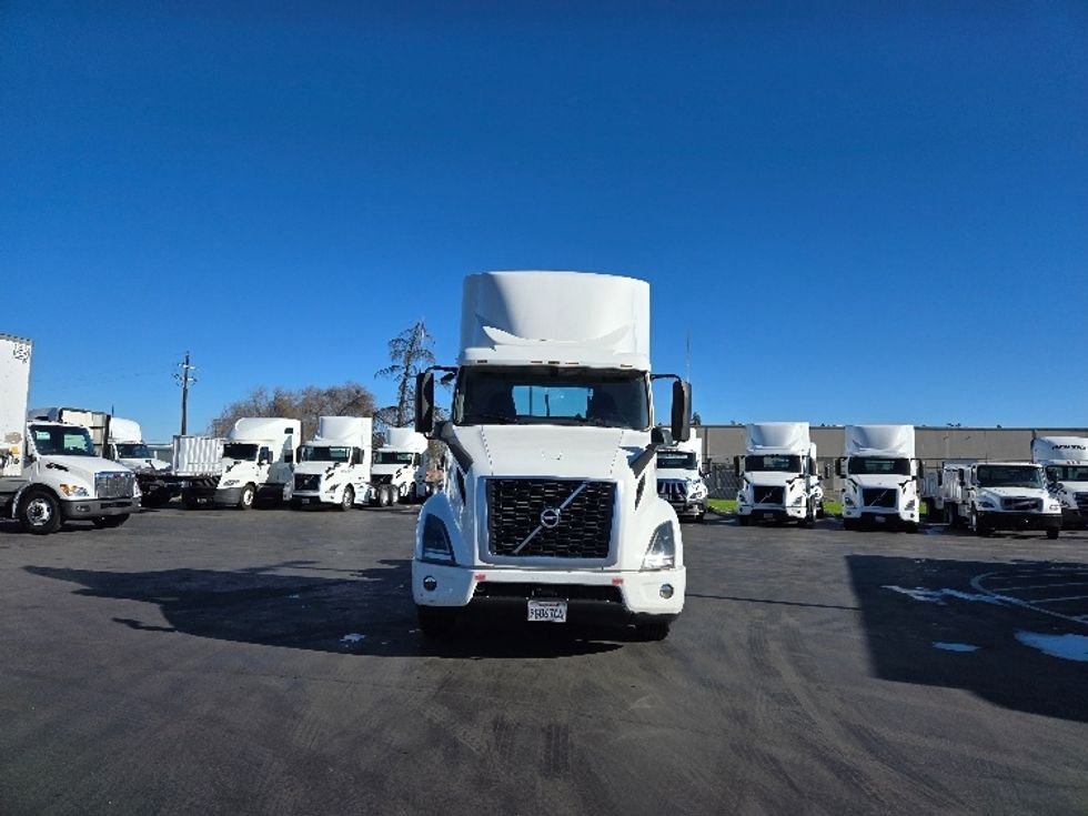 2020 Volvo Truck VNR photo 2