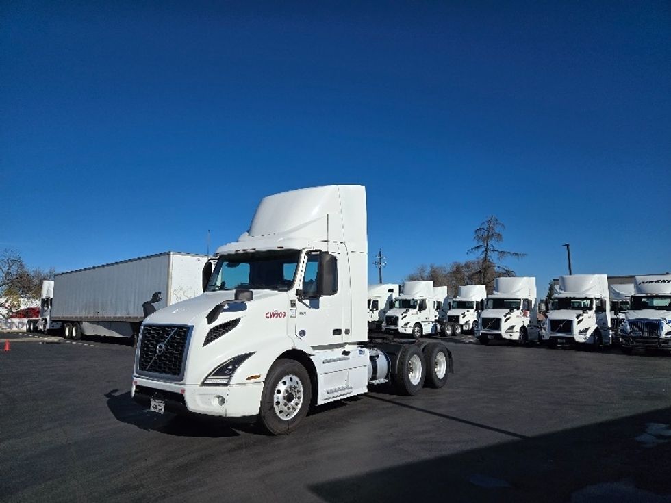 2020 Volvo Truck VNR photo 3