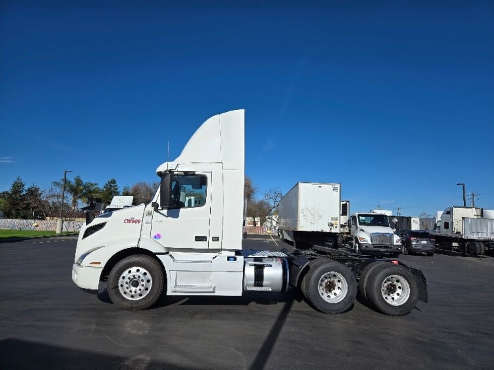 2020 Volvo Truck VNR photo 4