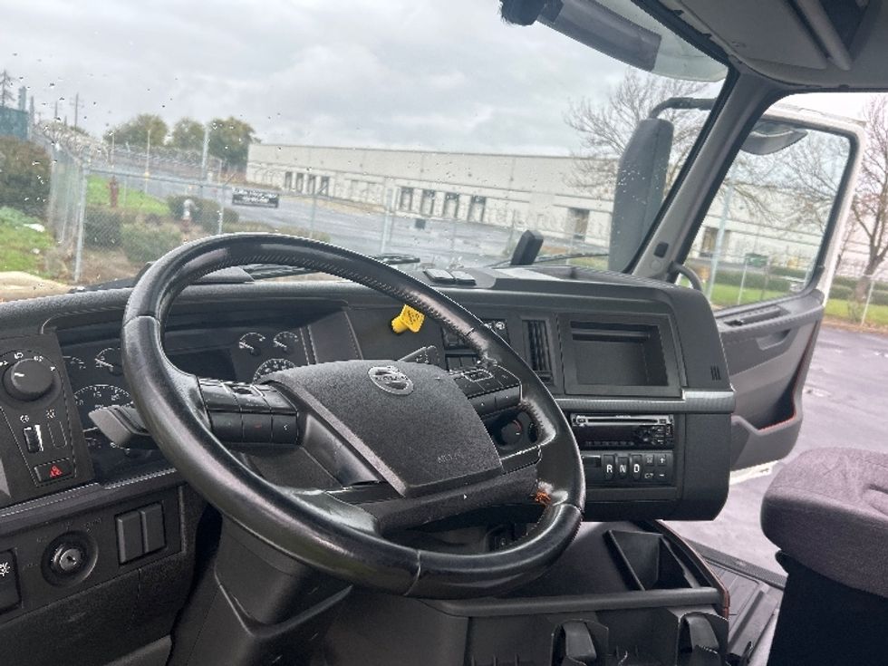 Day Cab Tractor-Heavy Duty Tractors-Volvo-2020-VNR64300-Stockton-CA-495,567\n\t\tmiles-$ 38,750 - Image 10