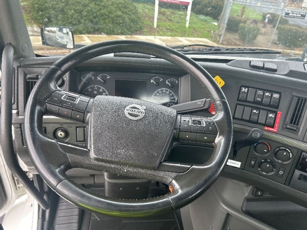 Day Cab Tractor-Heavy Duty Tractors-Volvo-2020-VNR64300-Stockton-CA-495,567\n\t\tmiles-$ 38,750 - Image 11