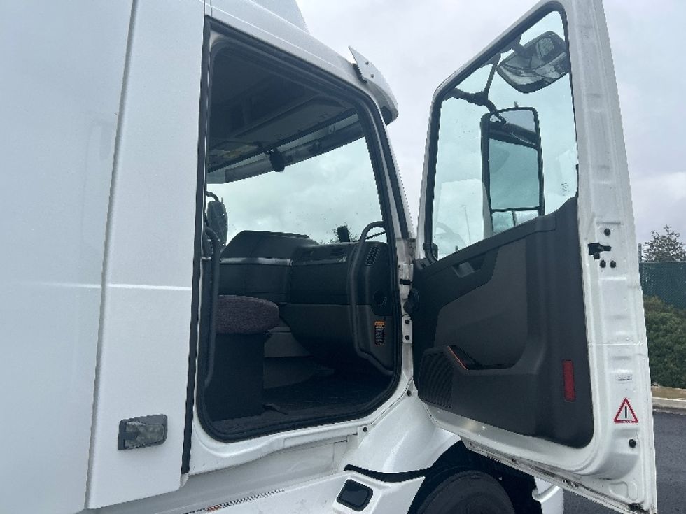 Day Cab Tractor-Heavy Duty Tractors-Volvo-2020-VNR64300-Stockton-CA-495,567\n\t\tmiles-$ 38,750 - Image 12