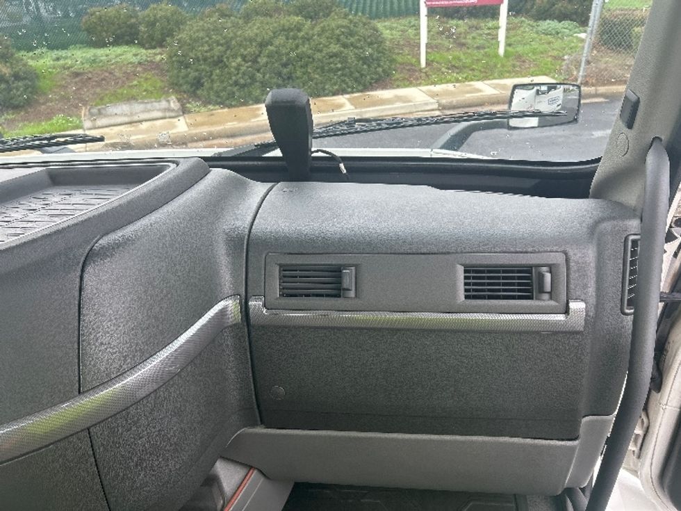 Day Cab Tractor-Heavy Duty Tractors-Volvo-2020-VNR64300-Stockton-CA-495,567\n\t\tmiles-$ 38,750 - Image 13