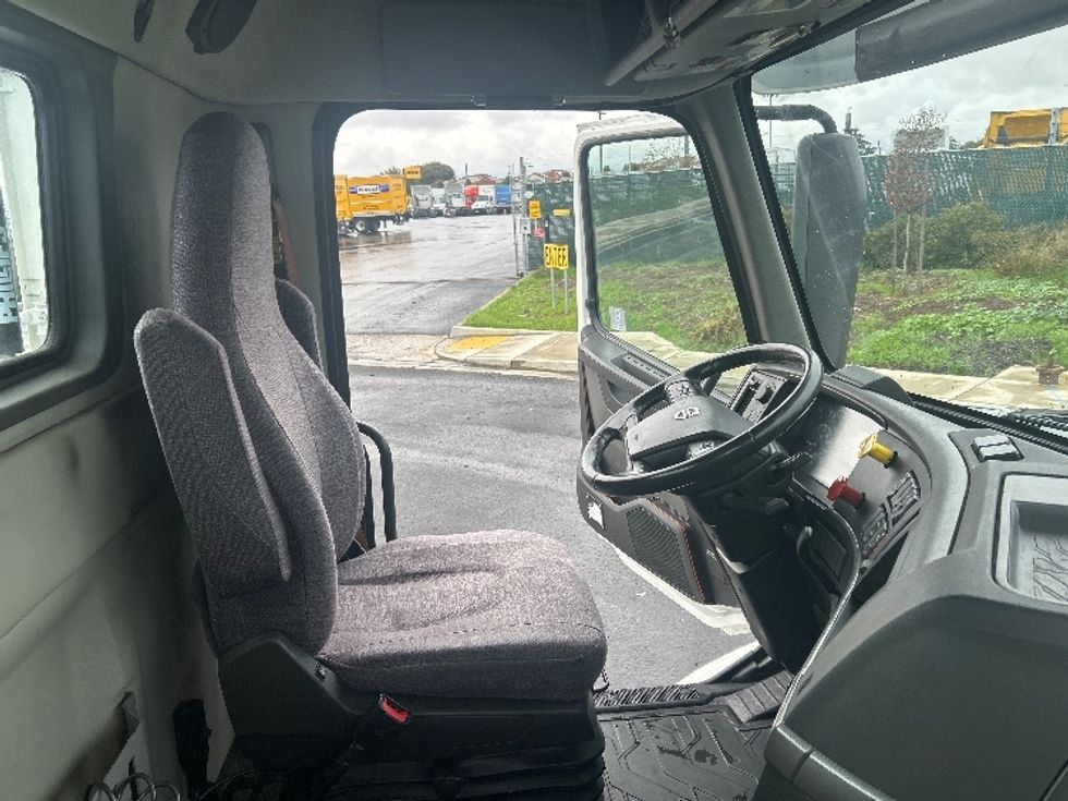 Day Cab Tractor-Heavy Duty Tractors-Volvo-2020-VNR64300-Stockton-CA-495,567\n\t\tmiles-$ 38,750 - Image 14