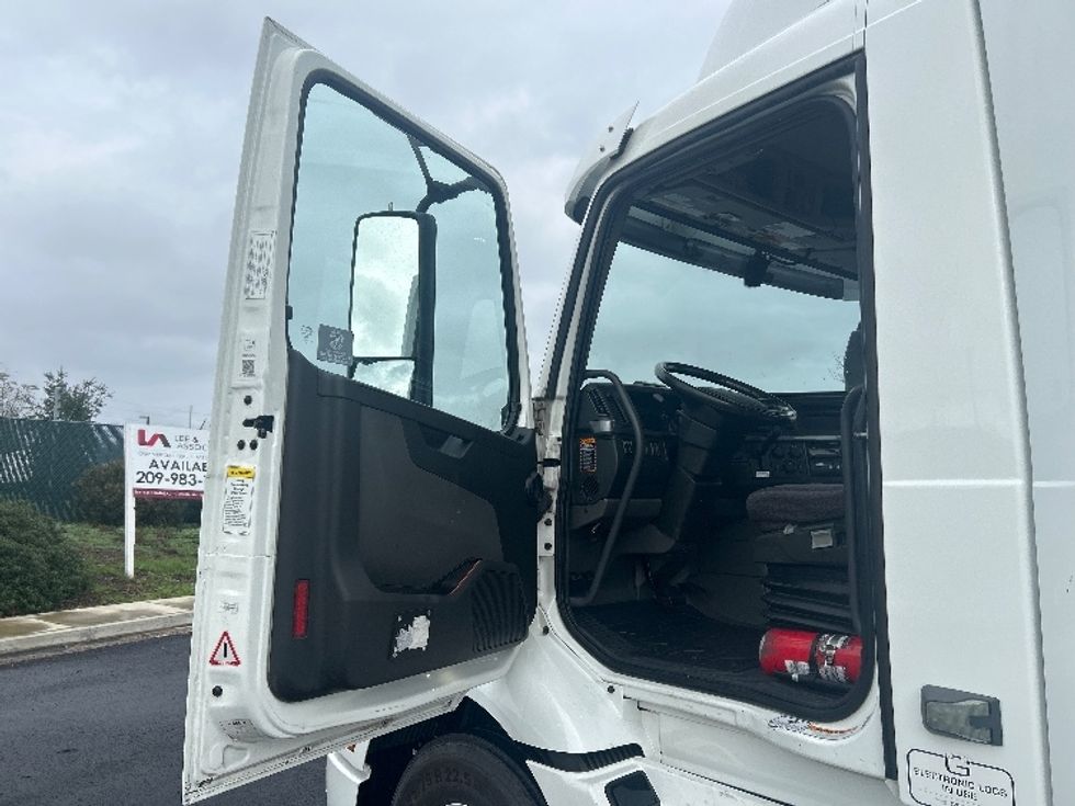 Day Cab Tractor-Heavy Duty Tractors-Volvo-2020-VNR64300-Stockton-CA-495,567\n\t\tmiles-$ 38,750 - Image 9