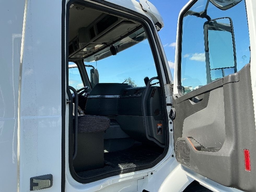 Day Cab Tractor-Heavy Duty Tractors-Volvo-2020-VNR64300-Stockton-CA-499,733\n\t\tmiles-$ 38,500 - Image 12