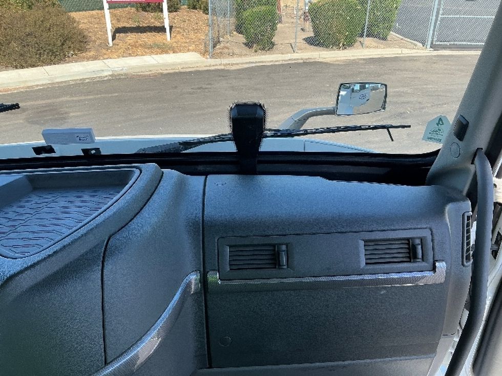 Day Cab Tractor-Heavy Duty Tractors-Volvo-2020-VNR64300-Stockton-CA-499,733\n\t\tmiles-$ 38,500 - Image 13