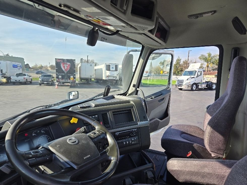 Day Cab Tractor-Heavy Duty Tractors-Volvo-2020-VNR64300-Stockton-CA-500,296\n\t\tmiles-$ 52,000 - Image 10