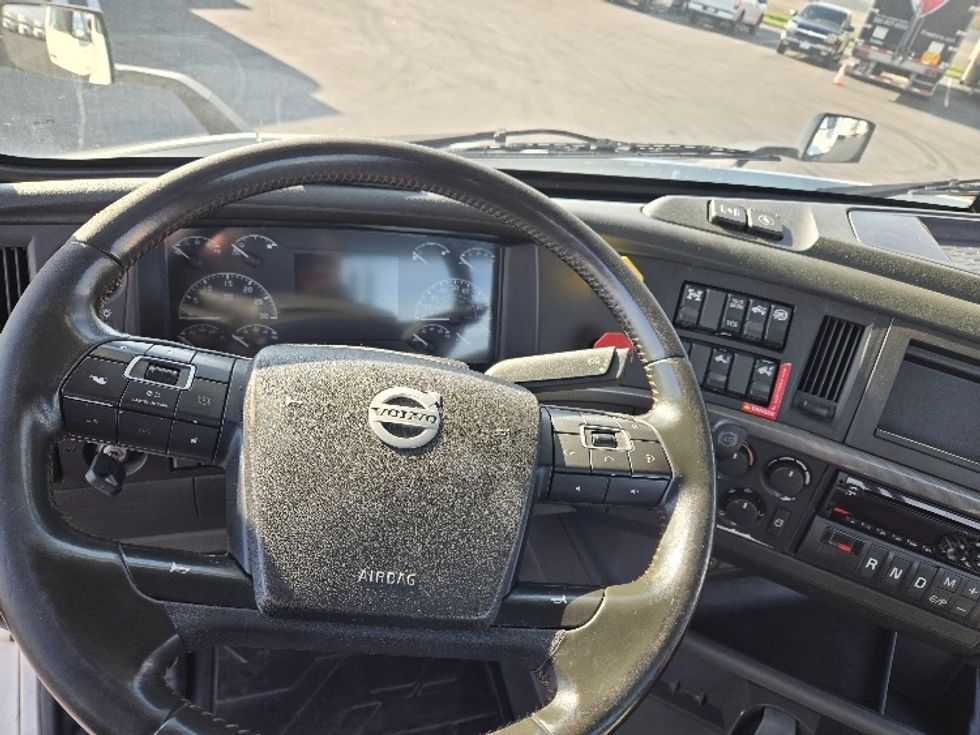 2020 Volvo Truck VNR photo 10