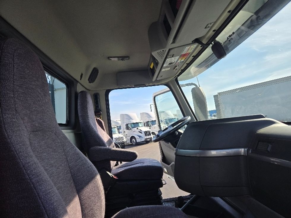 2020 Volvo Truck VNR photo 11