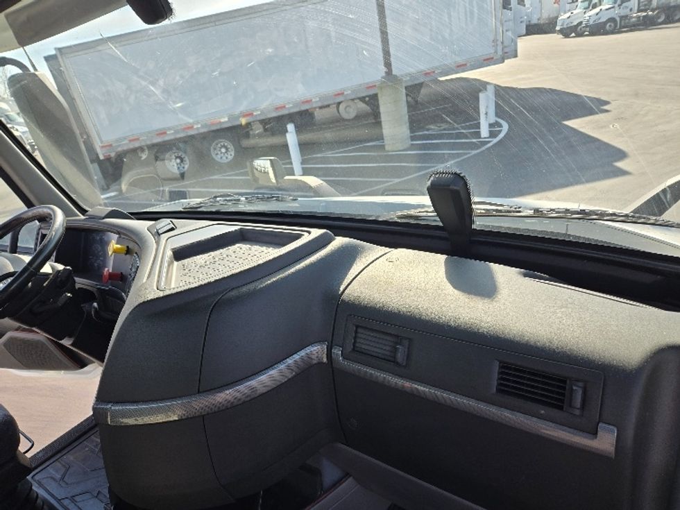 2020 Volvo Truck VNR photo 12