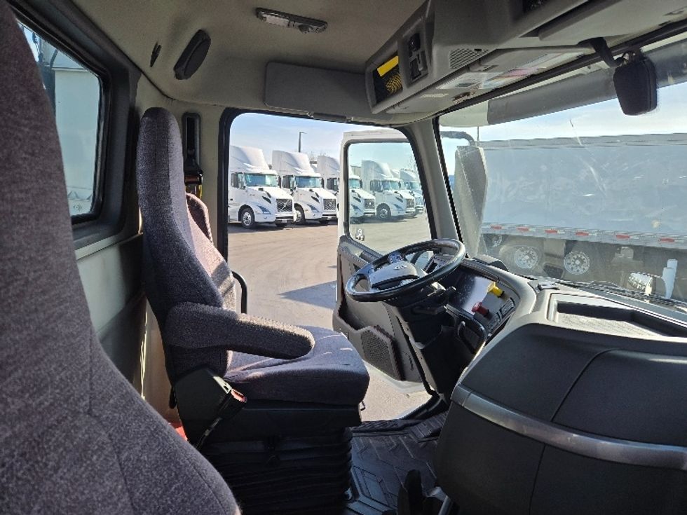 2020 Volvo Truck VNR photo 13