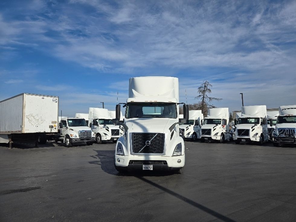 2020 Volvo Truck VNR photo 2