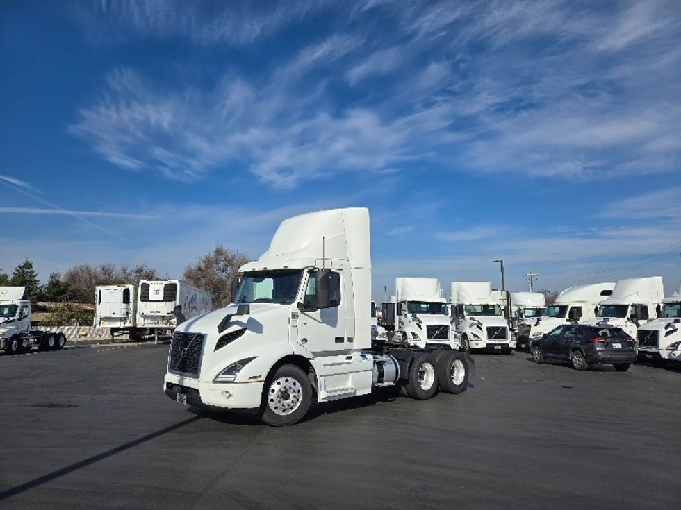 2020 Volvo Truck VNR photo 3