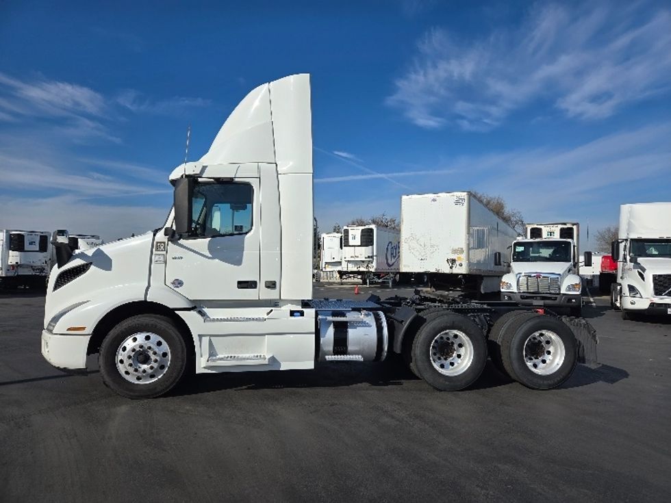 2020 Volvo Truck VNR photo 4
