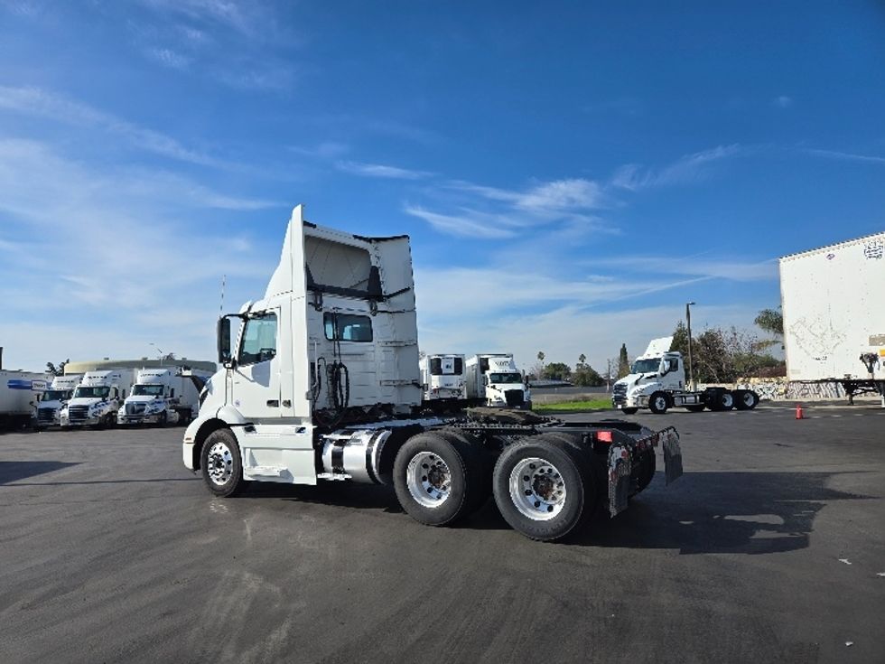 2020 Volvo Truck VNR photo 5