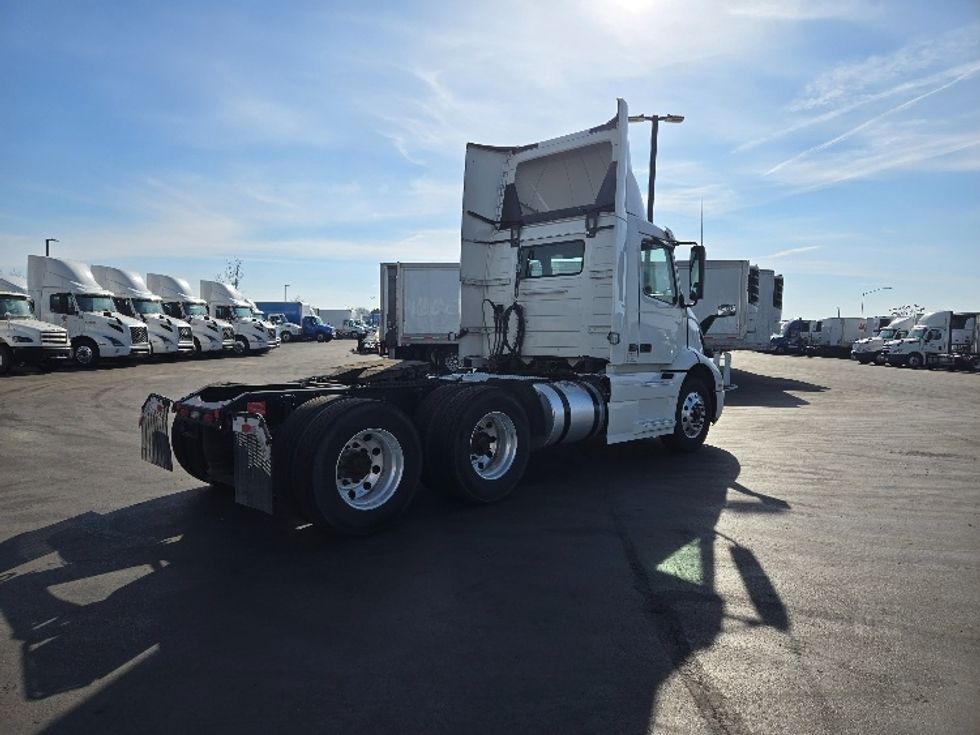 2020 Volvo Truck VNR photo 7