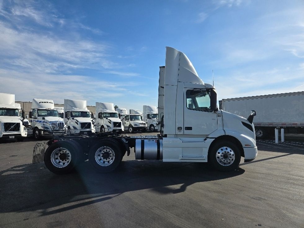 2020 Volvo Truck VNR photo 8