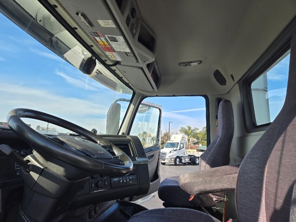 2020 Volvo Truck VNR photo 9