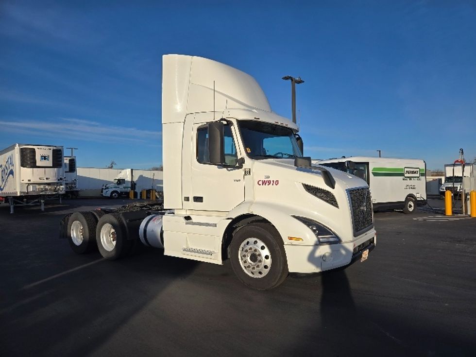 Day Cab Tractor-Heavy Duty Tractors-Volvo-2020-VNR64300-Stockton-CA-505,421\n\t\tmiles-$ 51,500 - Image 1