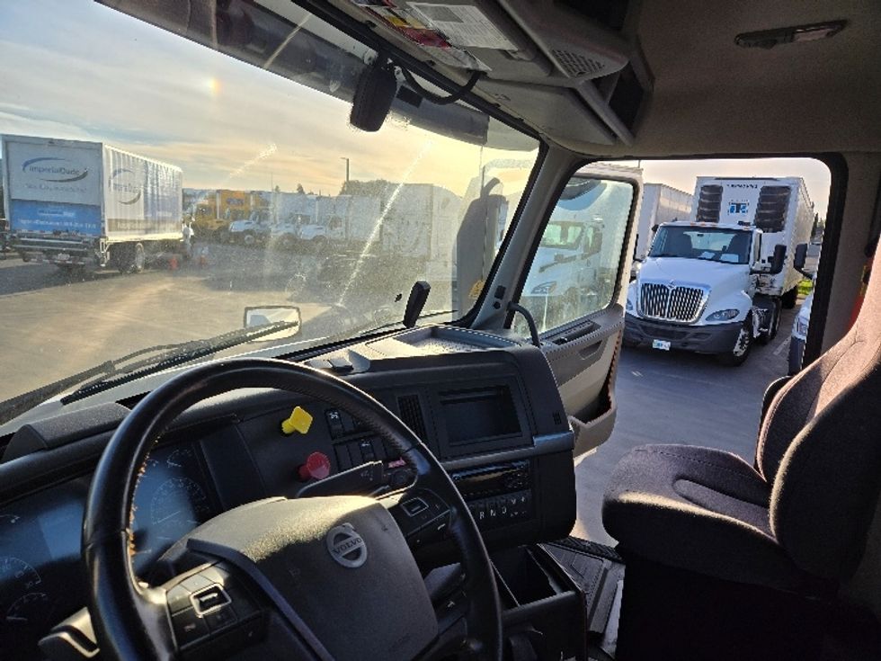 2020 Volvo Truck VNR photo 10