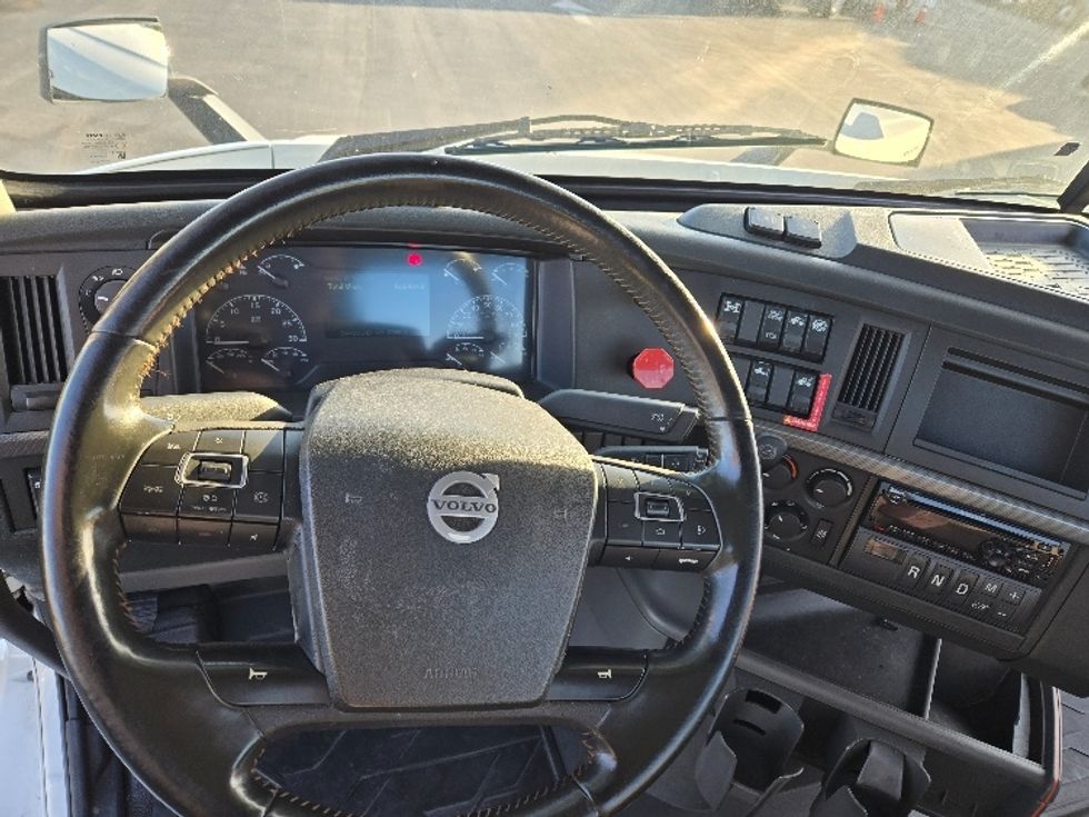 Day Cab Tractor-Heavy Duty Tractors-Volvo-2020-VNR64300-Stockton-CA-505,421\n\t\tmiles-$ 51,500 - Image 11