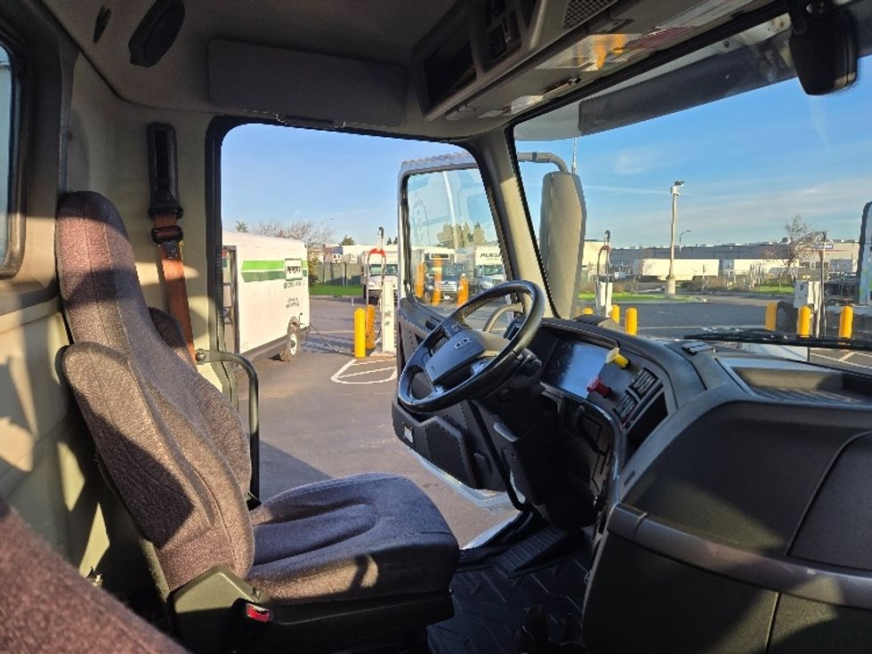 2020 Volvo Truck VNR photo 12