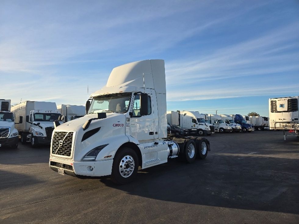 2020 Volvo Truck VNR photo 3