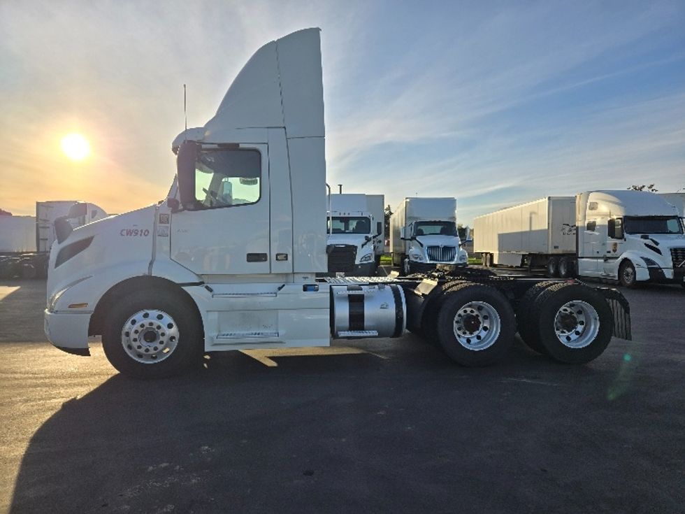 2020 Volvo Truck VNR photo 4