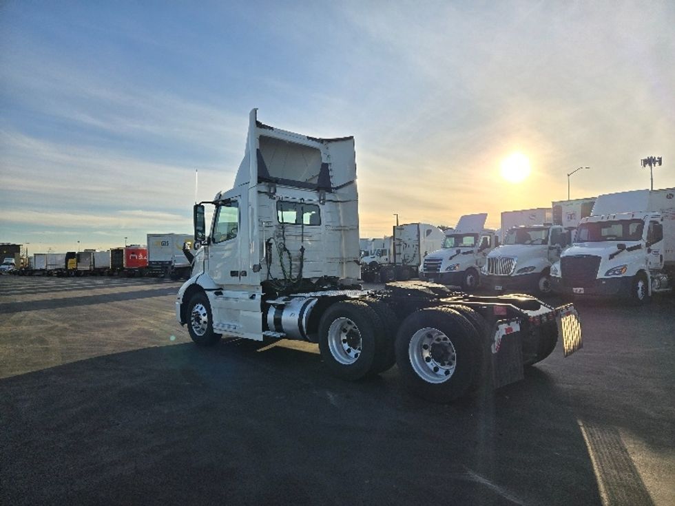 2020 Volvo Truck VNR photo 5