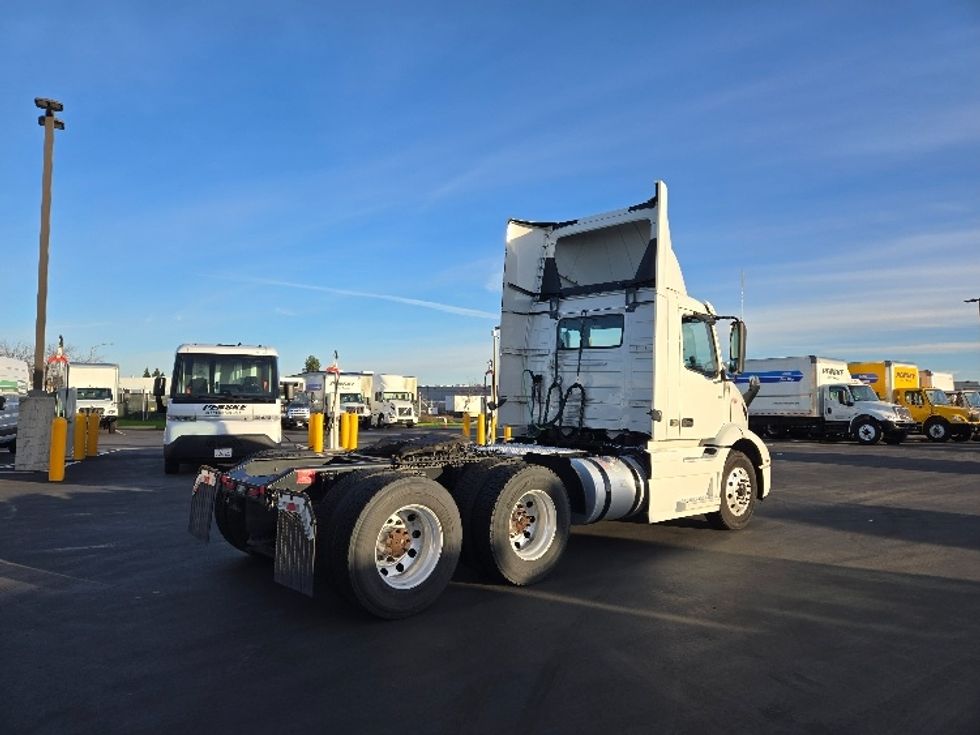2020 Volvo Truck VNR photo 7