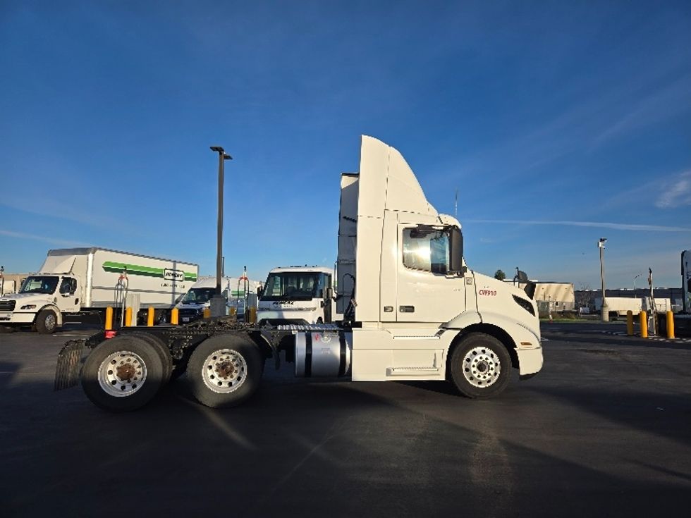 2020 Volvo Truck VNR photo 8