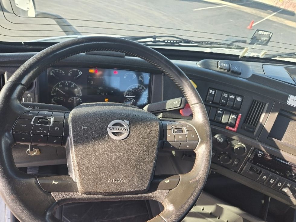 Day Cab Tractor-Heavy Duty Tractors-Volvo-2020-VNR64300-Stockton-CA-506,431\n\t\tmiles-$ 51,500 - Image 11