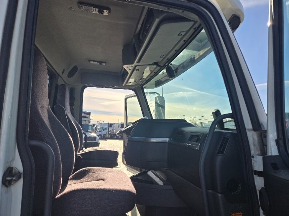 Day Cab Tractor-Heavy Duty Tractors-Volvo-2020-VNR64300-Stockton-CA-506,431\n\t\tmiles-$ 51,500 - Image 12