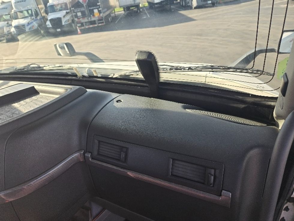 Day Cab Tractor-Heavy Duty Tractors-Volvo-2020-VNR64300-Stockton-CA-506,431\n\t\tmiles-$ 51,500 - Image 13