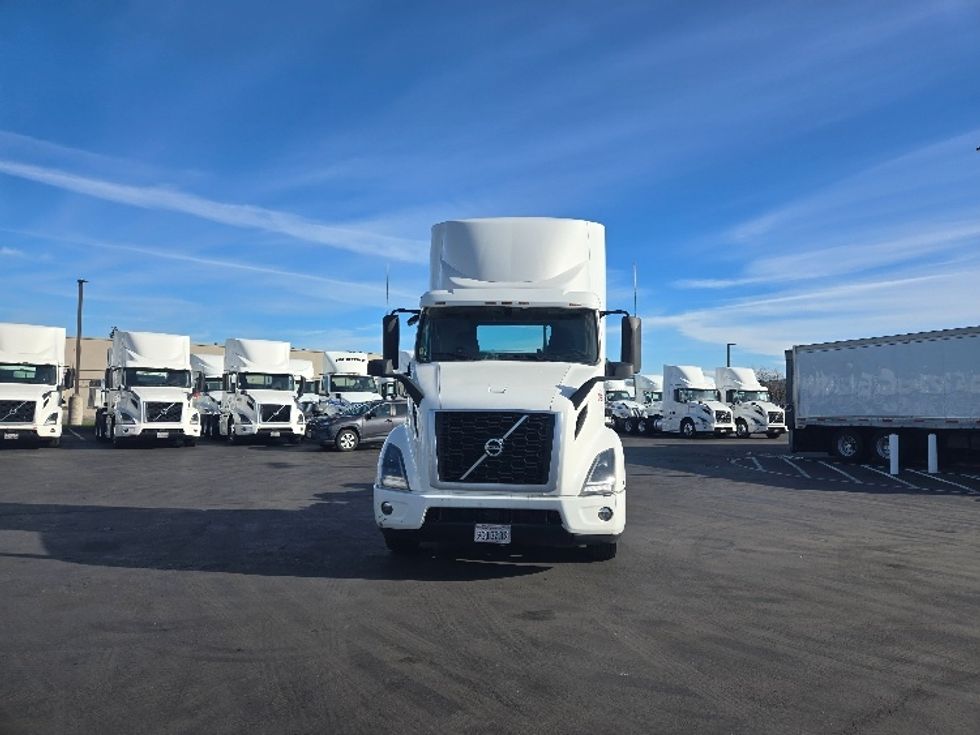 Day Cab Tractor-Heavy Duty Tractors-Volvo-2020-VNR64300-Stockton-CA-506,431\n\t\tmiles-$ 51,500 - Image 2