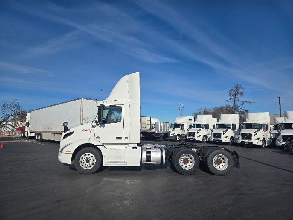 Day Cab Tractor-Heavy Duty Tractors-Volvo-2020-VNR64300-Stockton-CA-506,431\n\t\tmiles-$ 51,500 - Image 4