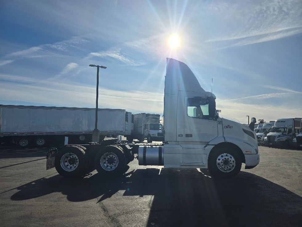 Day Cab Tractor-Heavy Duty Tractors-Volvo-2020-VNR64300-Stockton-CA-506,431\n\t\tmiles-$ 51,500 - Image 8